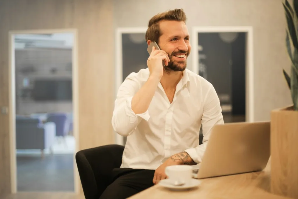 Consultor em chamada de acompanhamento